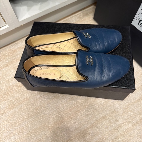 Chanel navy loafer - Picture 2 of 4